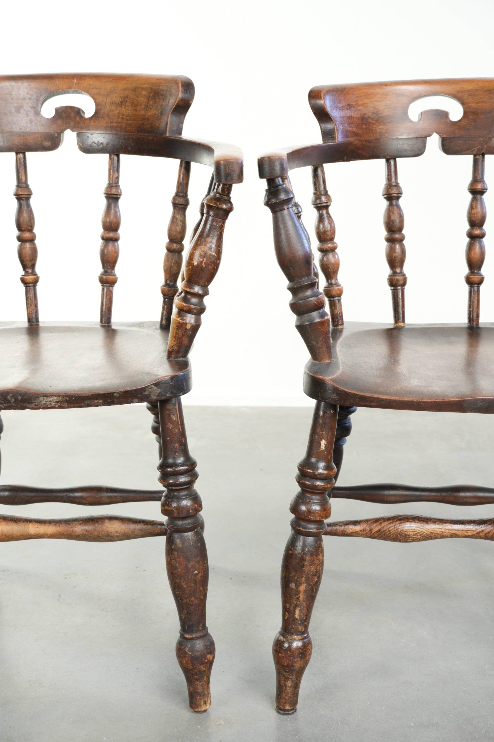 Set of two wooden English antique captain chairs from the late 19th century