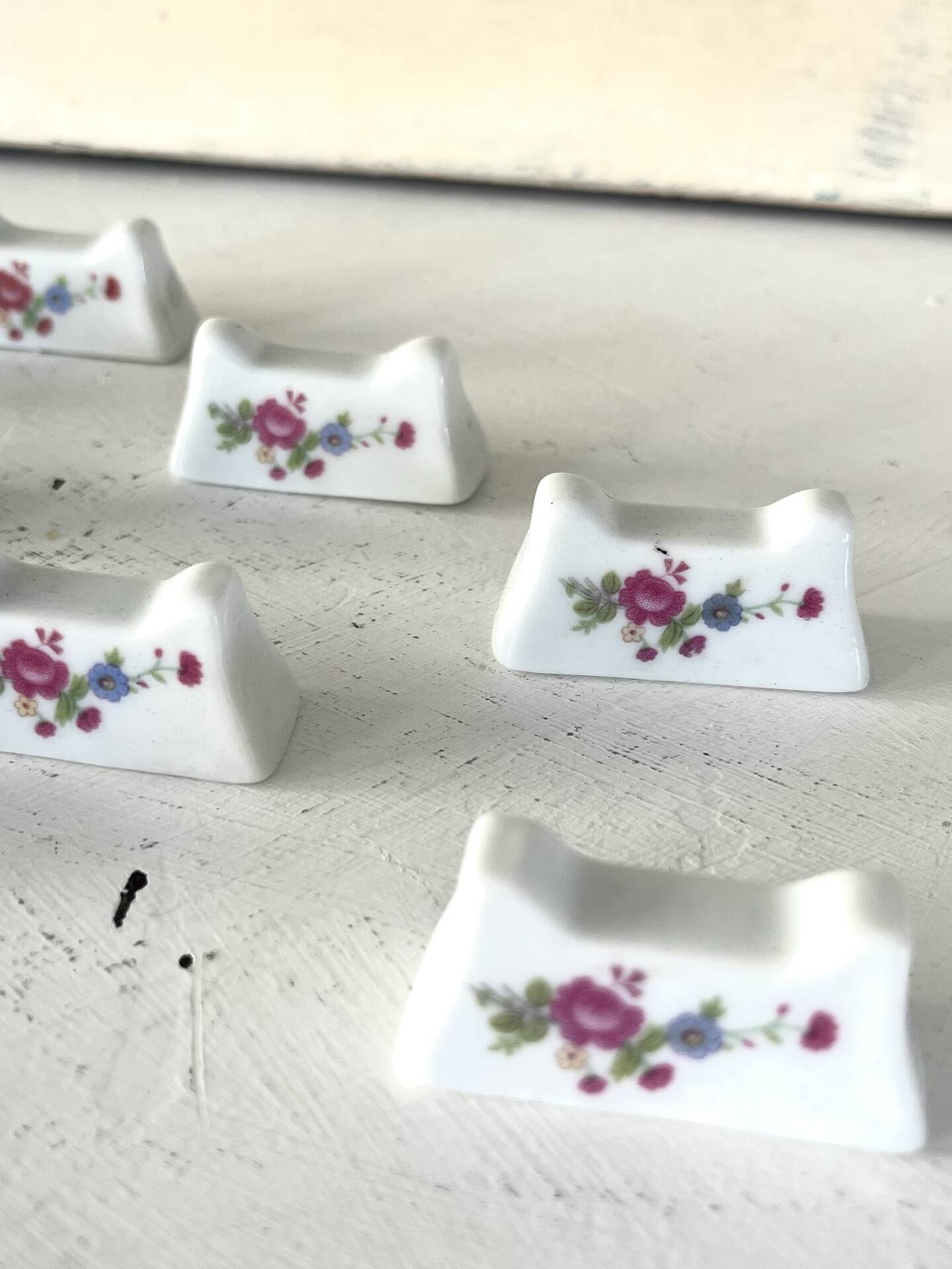 Ensemble de 12 repose-couteaux en porcelaine française avec motifs floraux