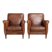 Ensemble confortable de fauteuils en peau de mouton au design intemporel.