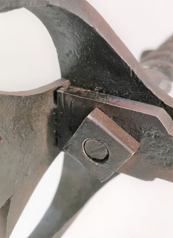 Paire de chenets sculpturaux en fonte à têtes torsadées