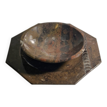 Plateau en marbre fossilisé d'ammonite avec bol et assiette