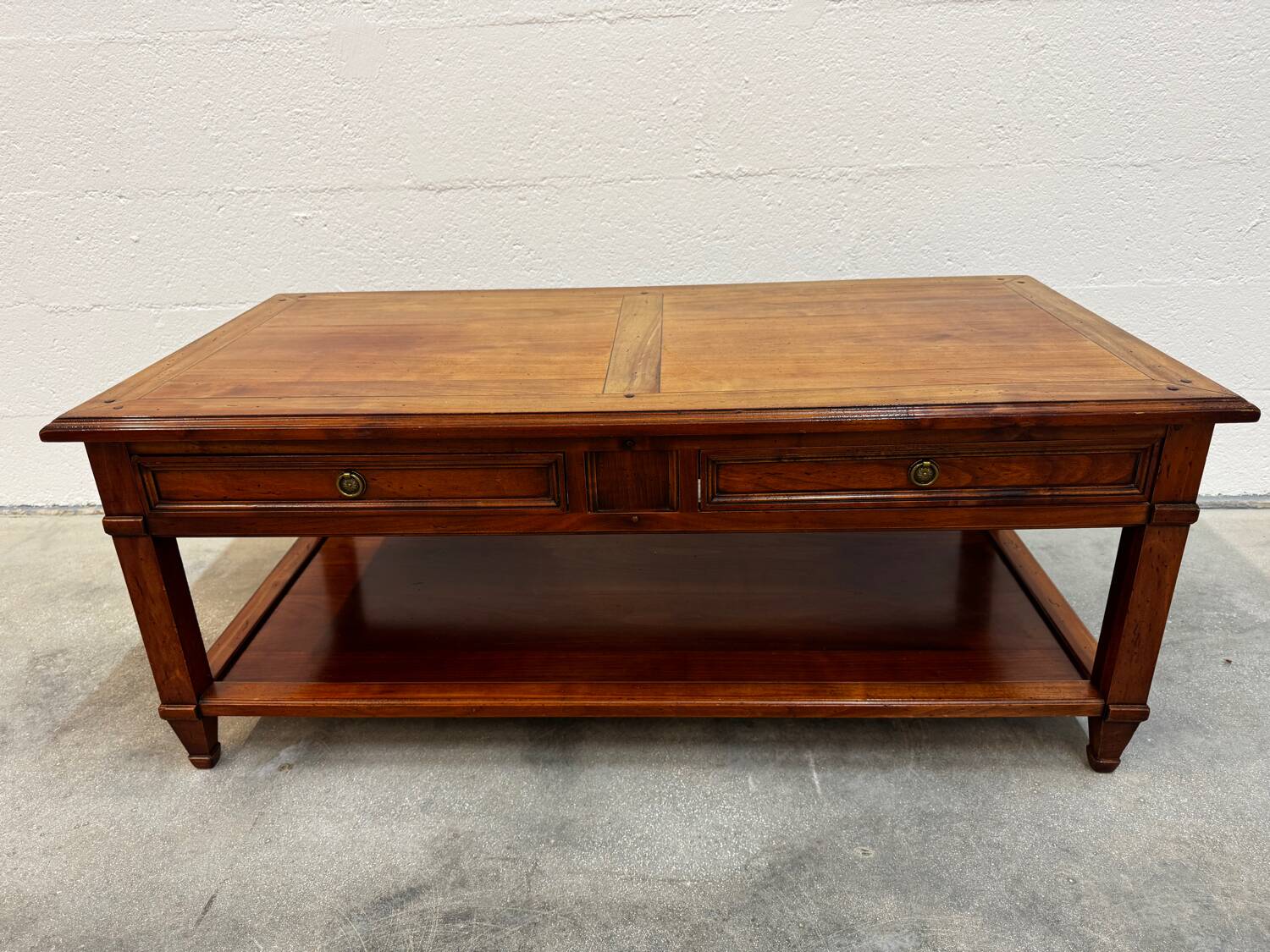 Coffee table with 2 drawers in solid wood.