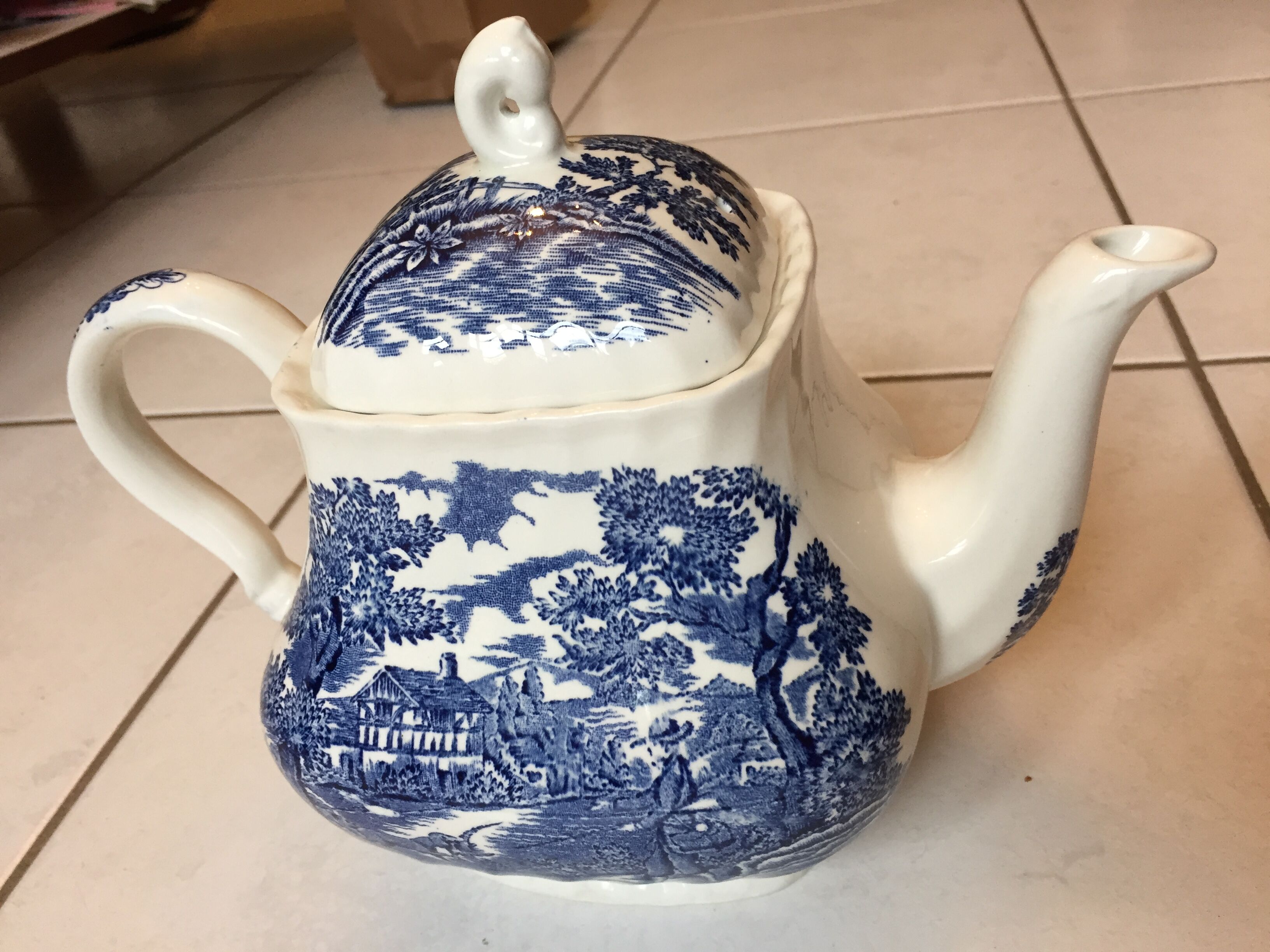 Vintage English teapot The Hunter by Myott