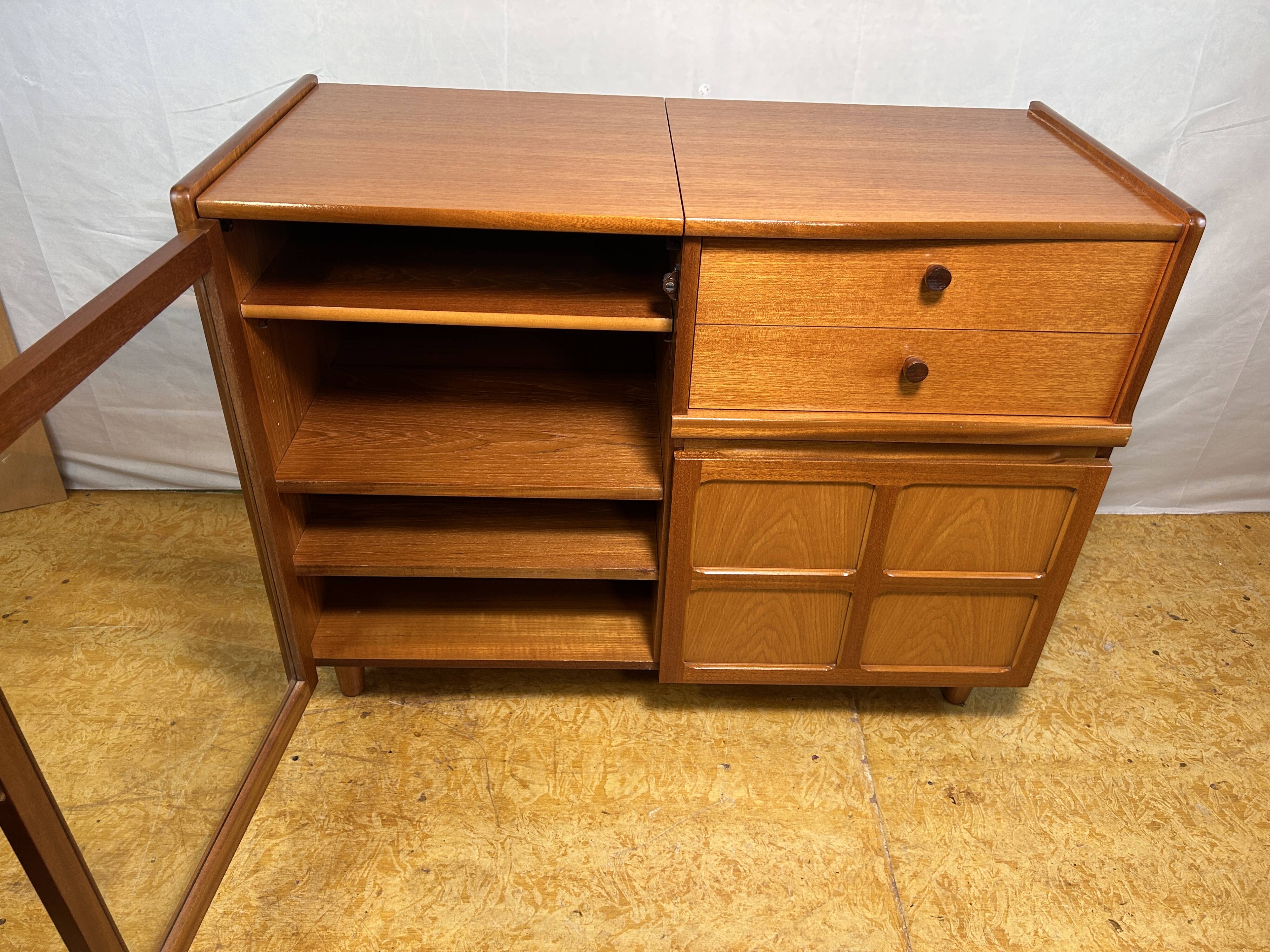 Meuble à disques et à musique rétro vintage en teck du milieu du siècle par Parker Knoll 1970