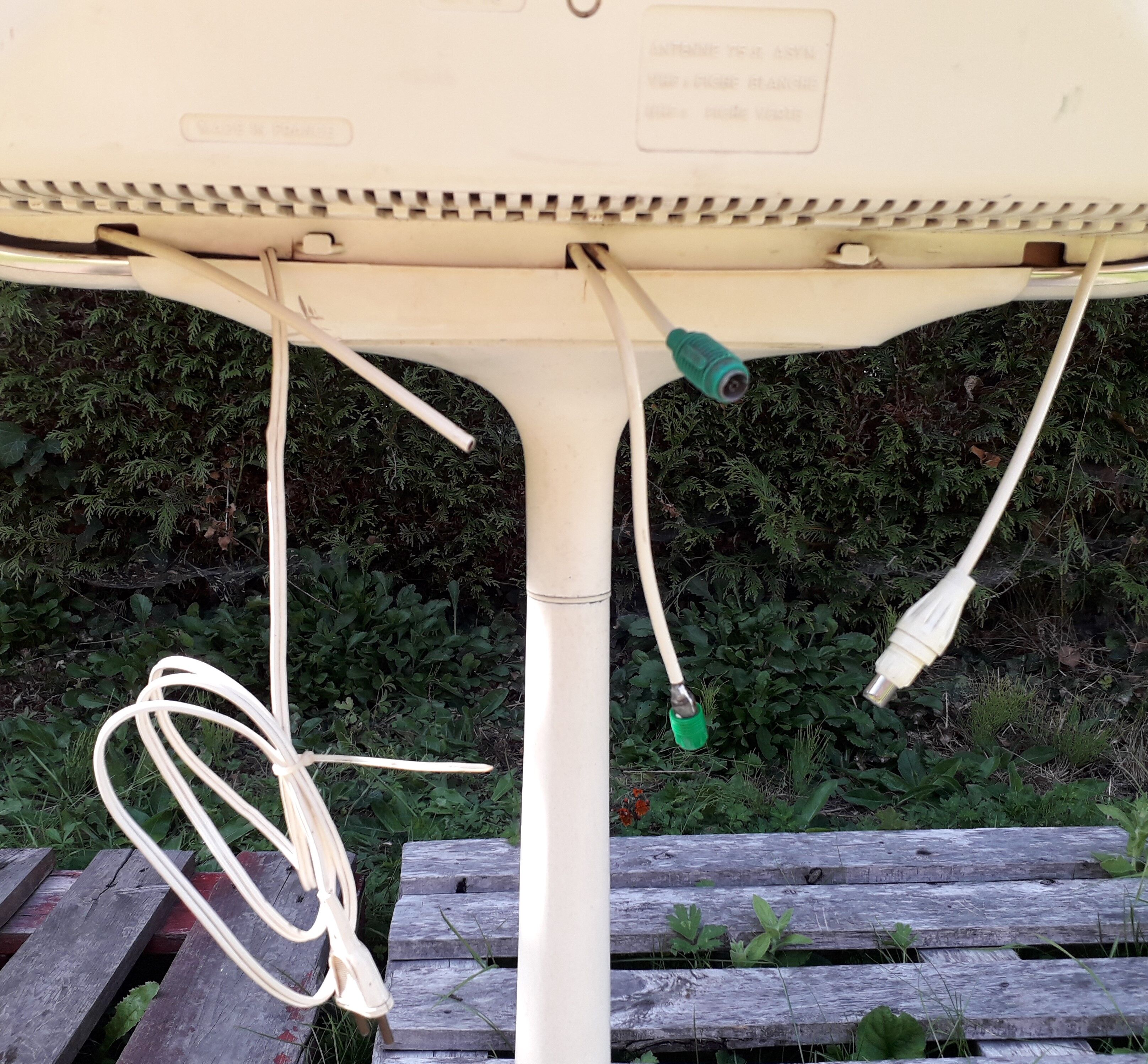 Télévision continental edison sur son pied tulipe