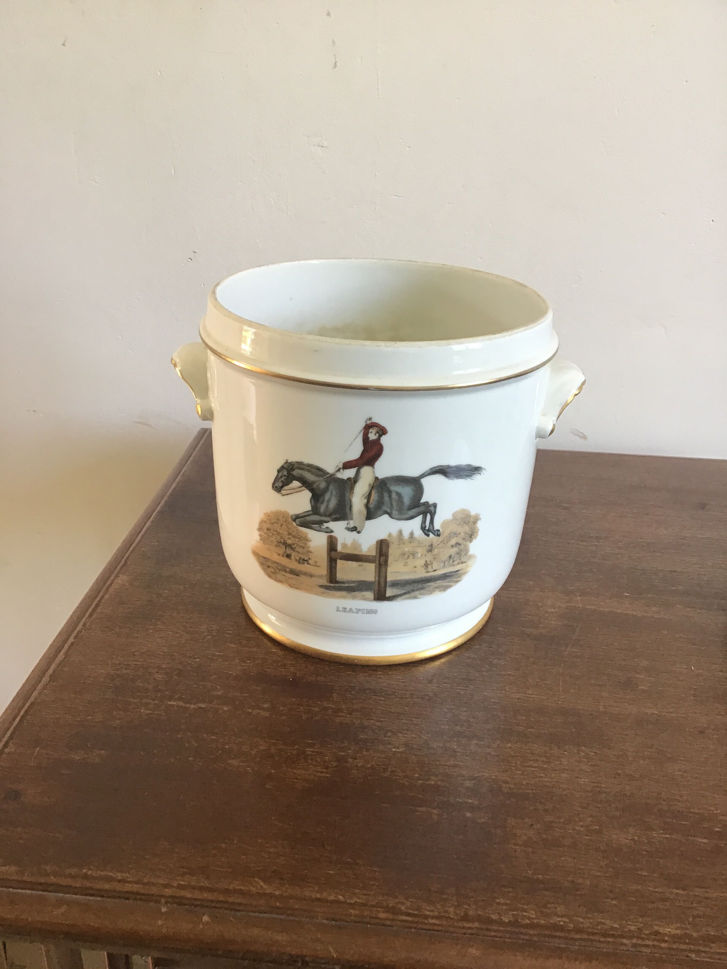 Paris porcelain pot cache