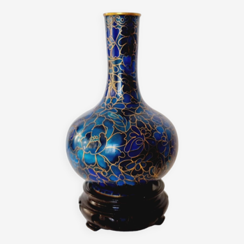 Petit vase bleu de style cloisonné avec base en bois d'ébène