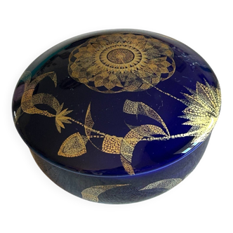 Bonbonniere from the Monaco porcelain factory with pure gold gilding.