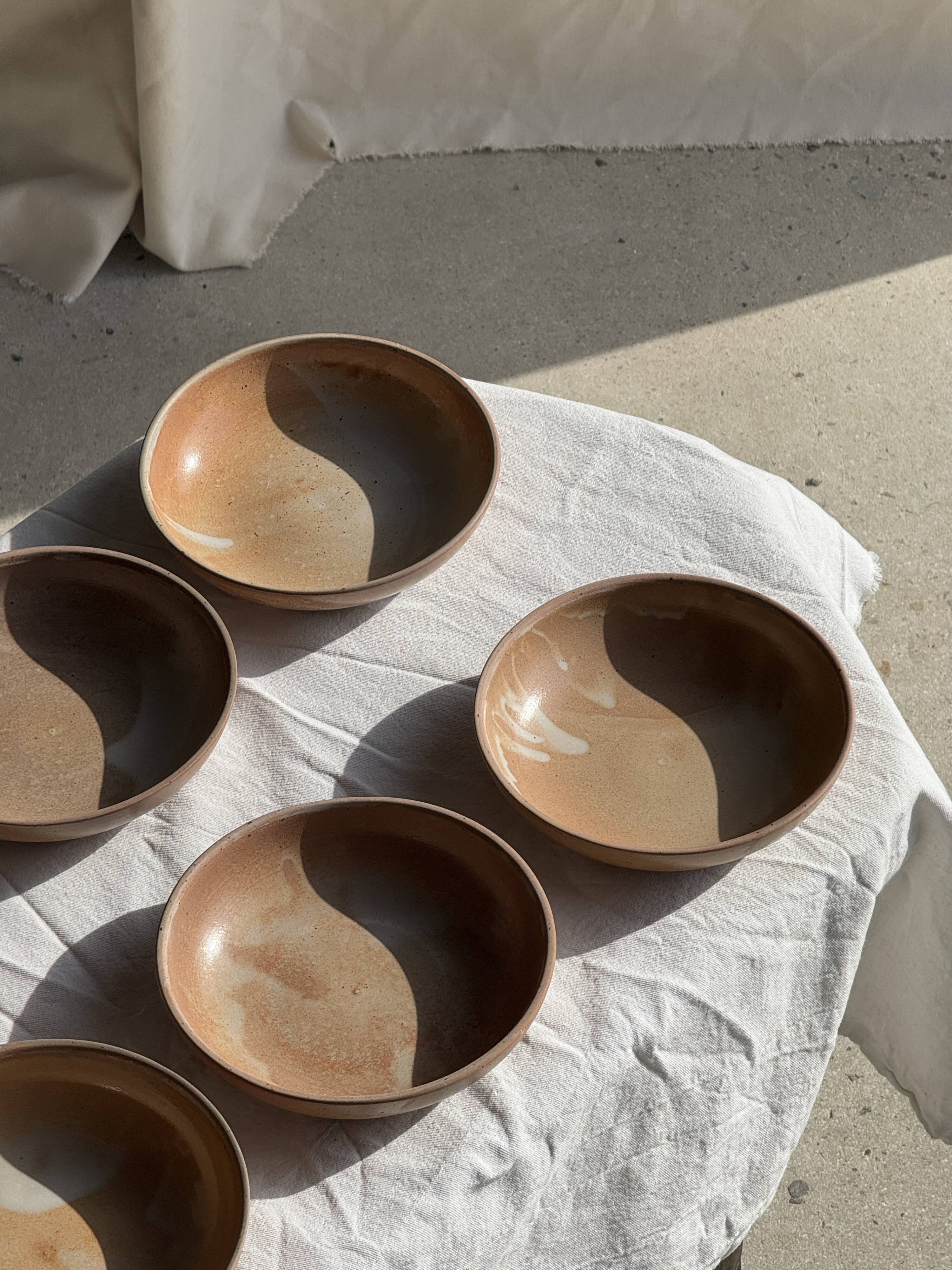 11 assiettes creuses artisanales vintage en grès mat