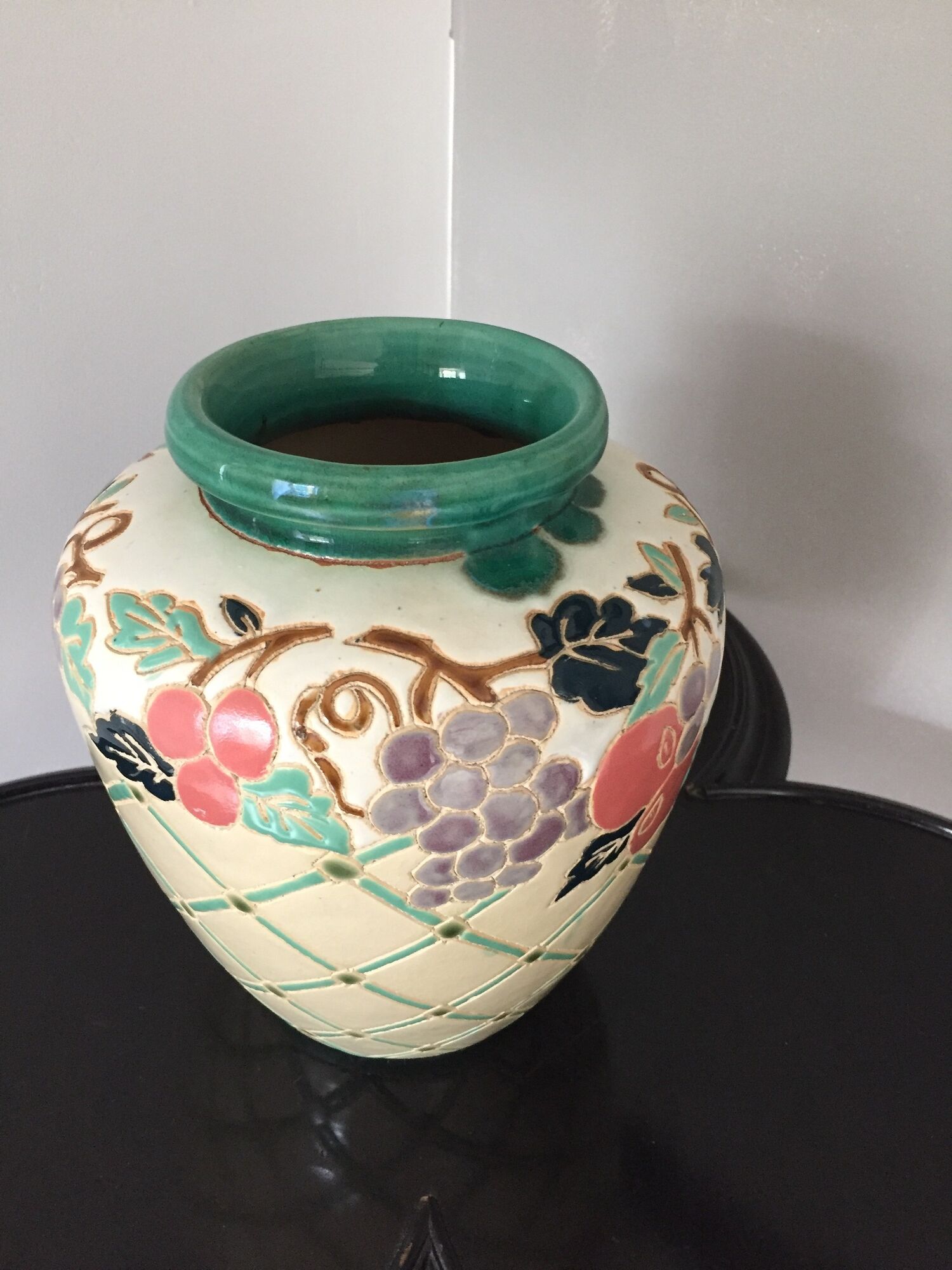 Vase in sandstone with decorations of diamonds and fruits