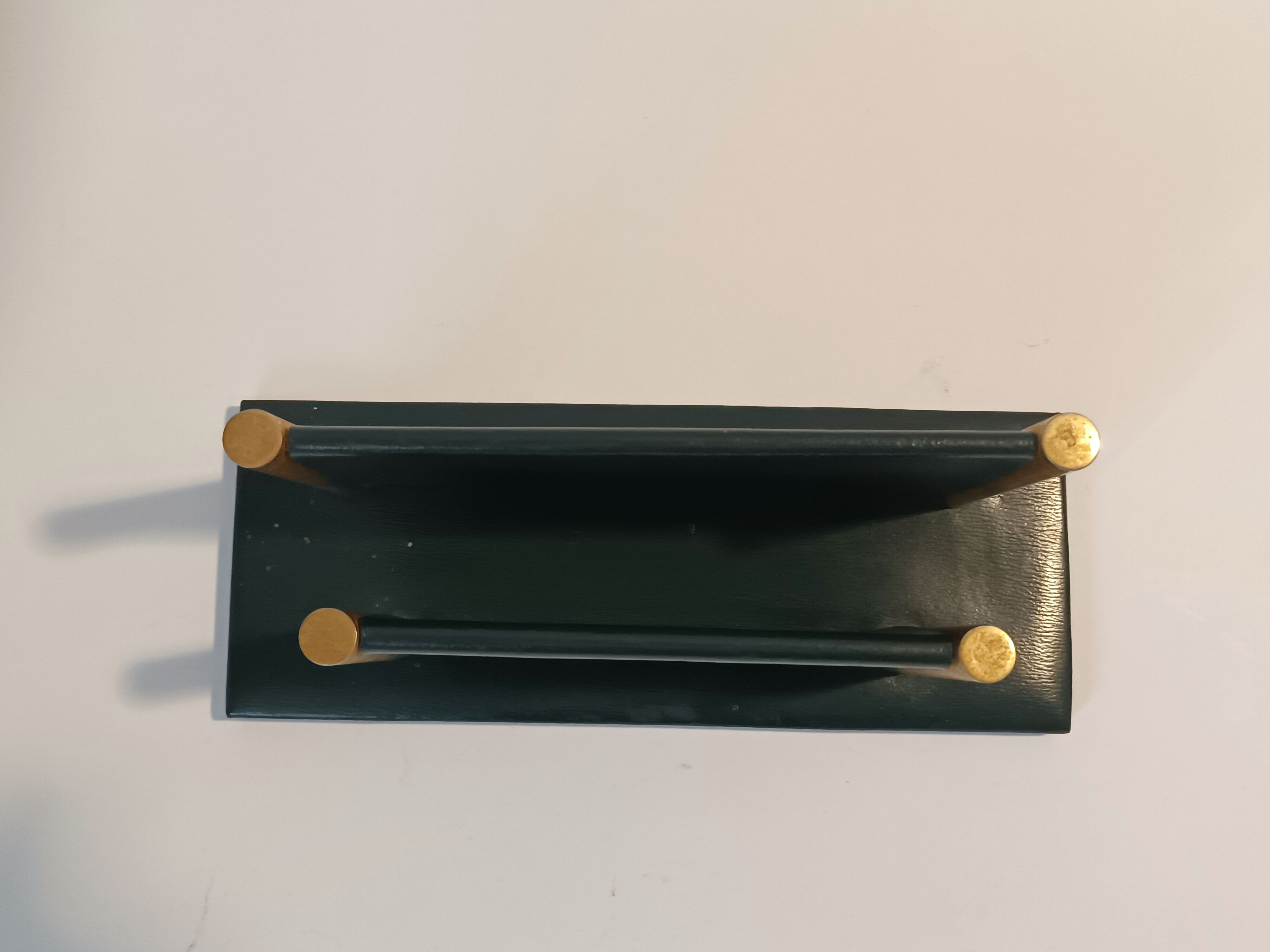 Porte-lettres Art Déco en cuir vert et laiton doré