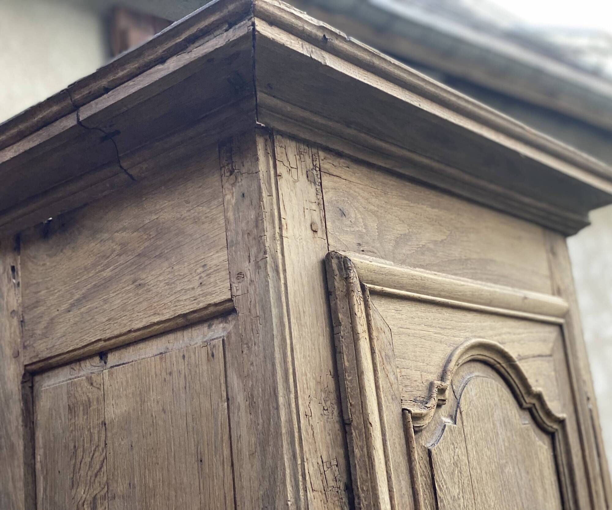 Eighteenth-century Parisian armoire with one bonnetière door in raw wood.