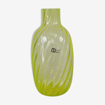 Phosphorescent yellow vase, Nason