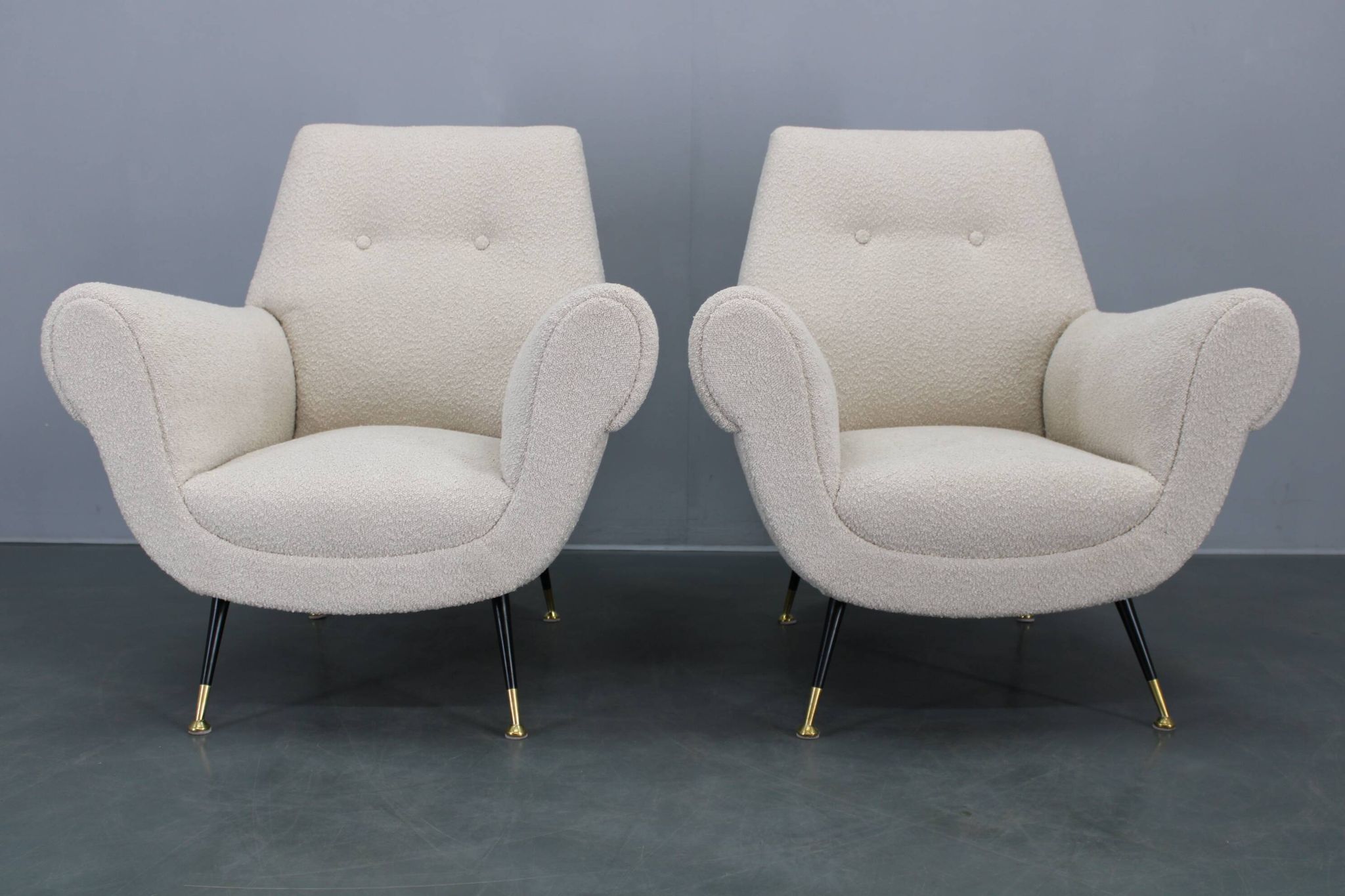 Paire de fauteuils bouclés italiens du milieu du siècle, pieds en fer et laiton, années 1950