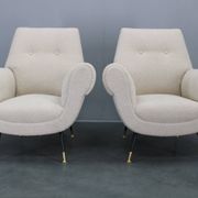 Paire de fauteuils bouclés italiens du milieu du siècle, pieds en fer et laiton, années 1950