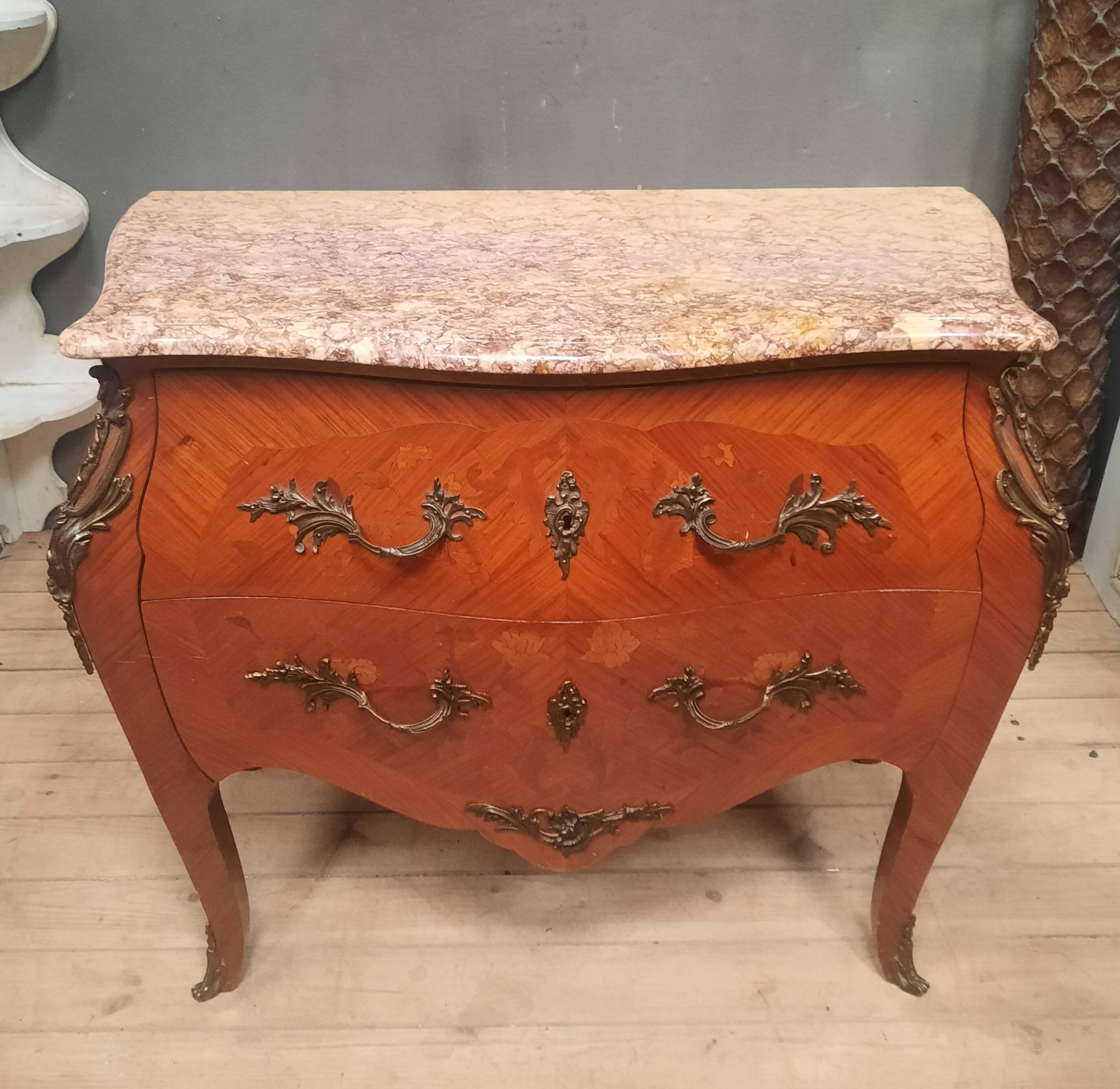 Commode en marqueterie de style Louis XV