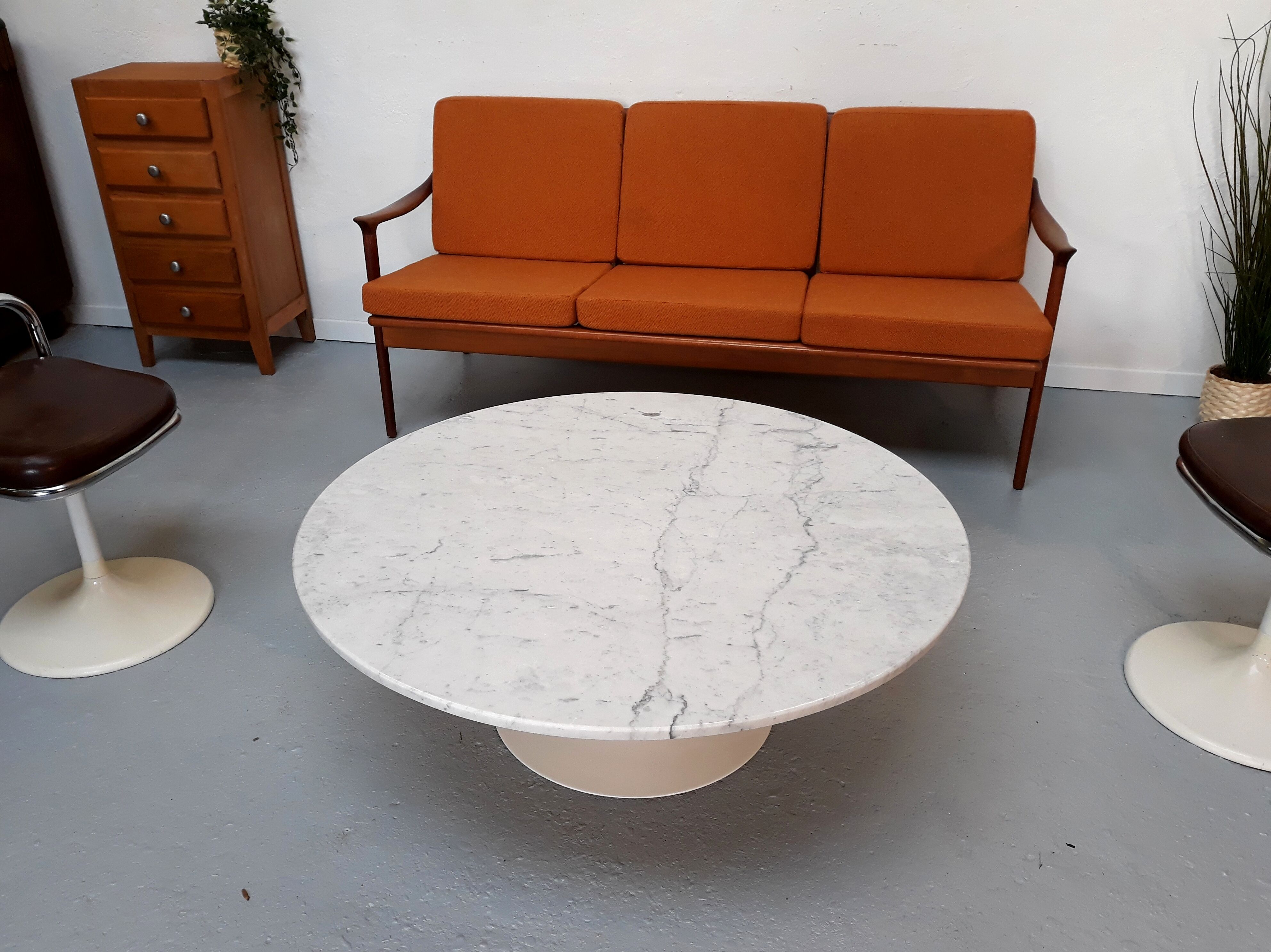 Tulip coffee table by Eero Saarinen for Knoll International