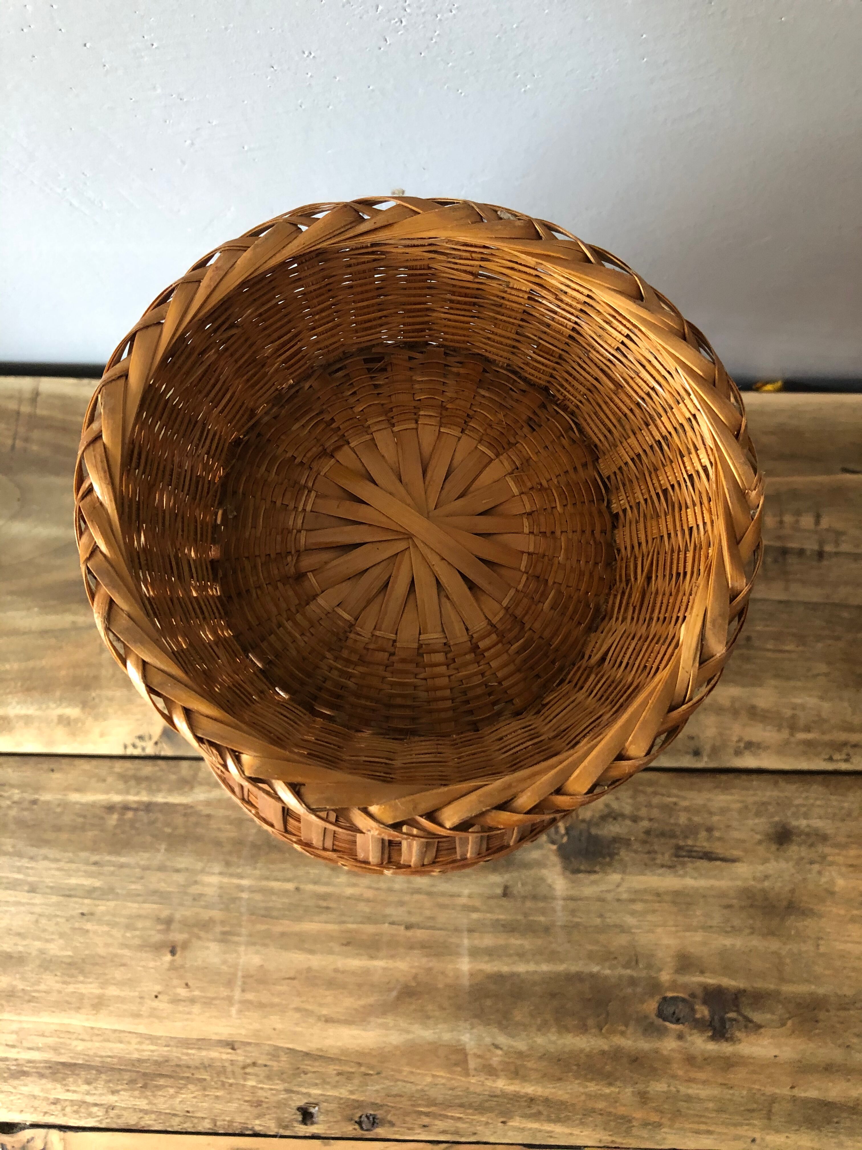 Cache jar in rattan or vase for dry bouquet