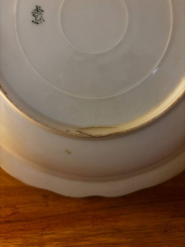 Plat creux de service vert à dorures porcelaine de Limoges