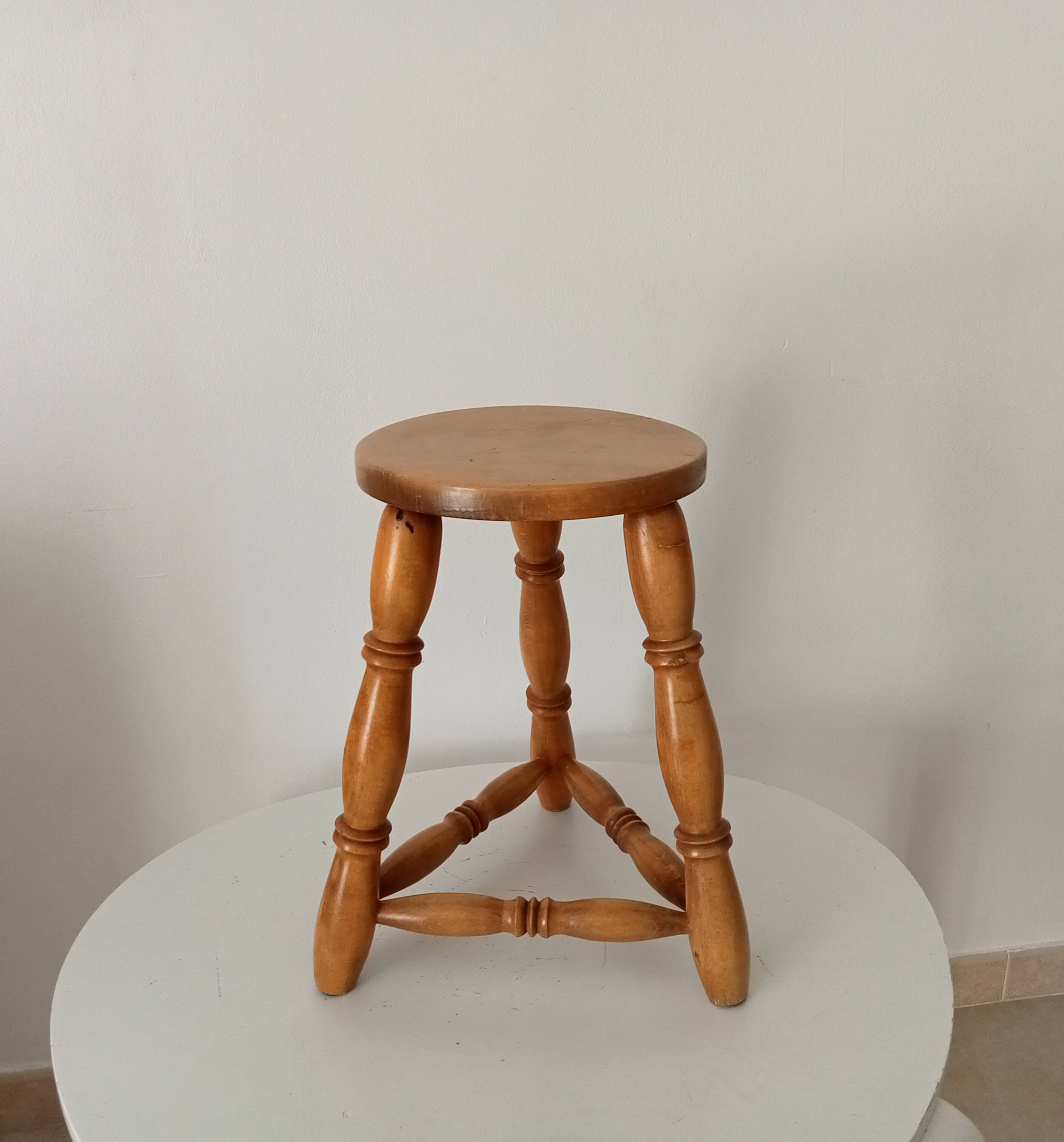 Vintage tripod stool in beech wood.
