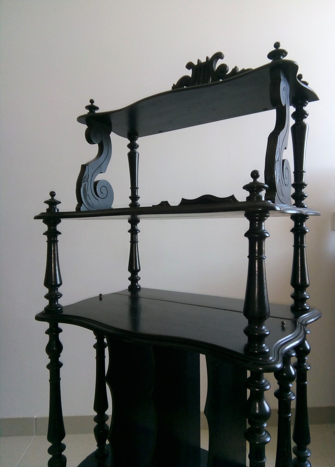 Black shelf 4 shelves on wheels