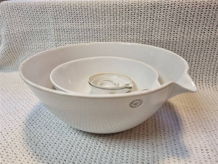 Set of 8 kitchen bowls