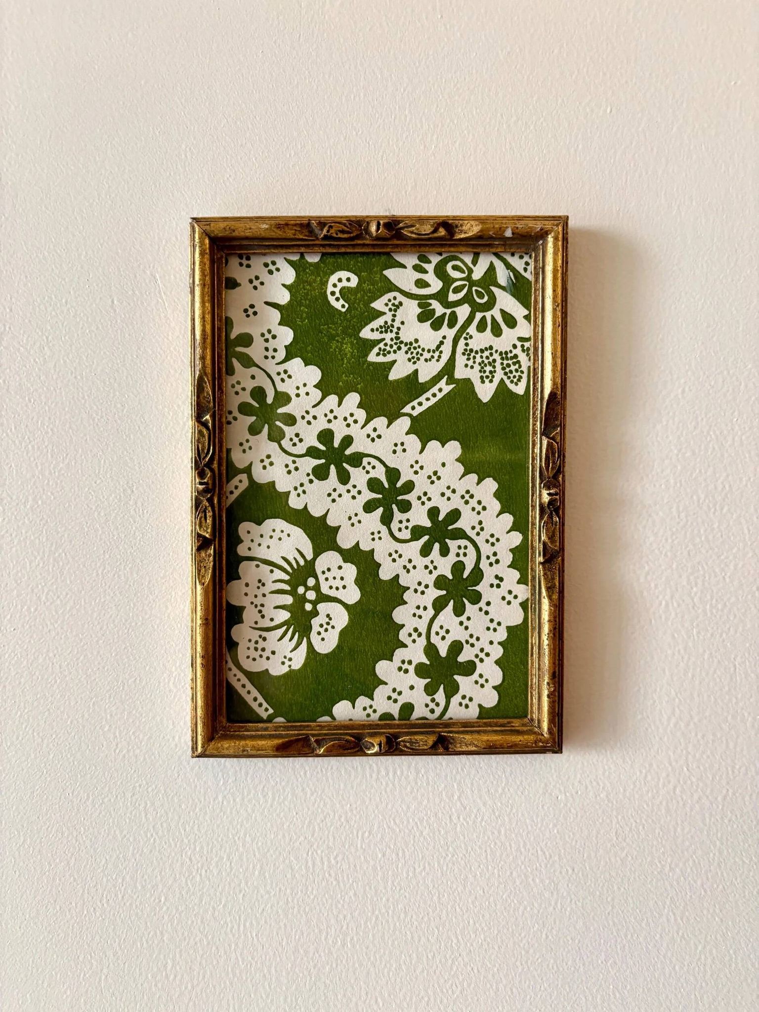 Golden wooden frame with domino paper Antoinette Poisson 96C "Oratorio"