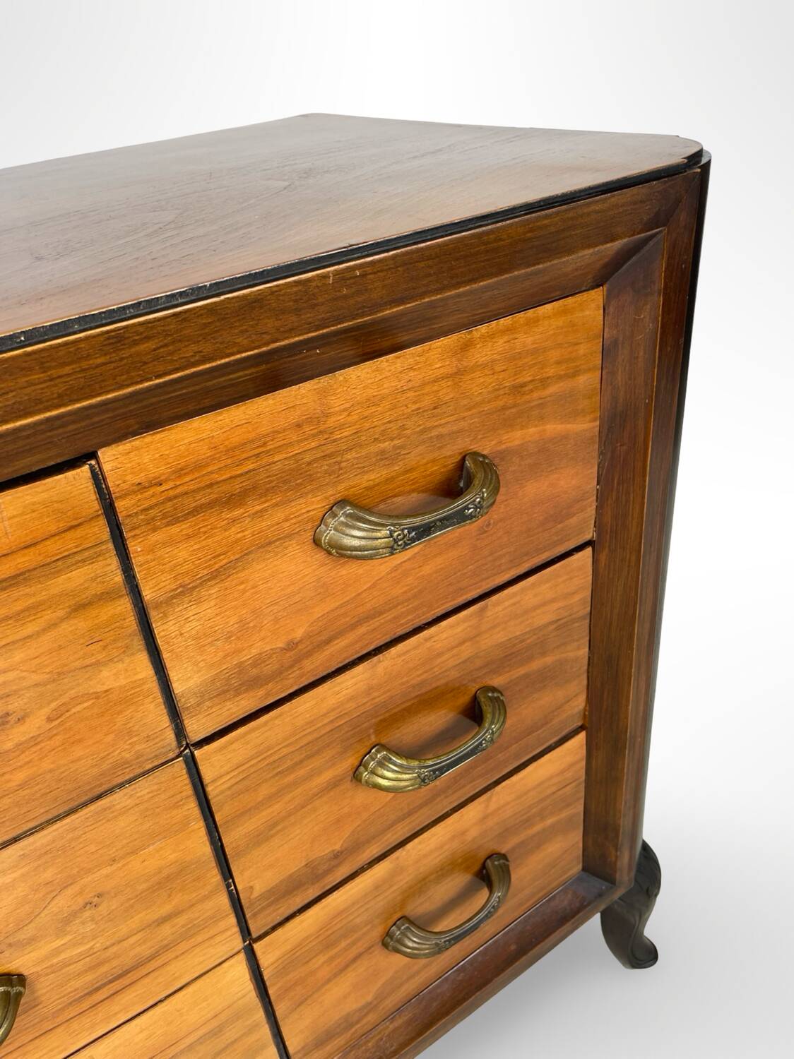 Elegant Italian chest of drawers, 1940s.