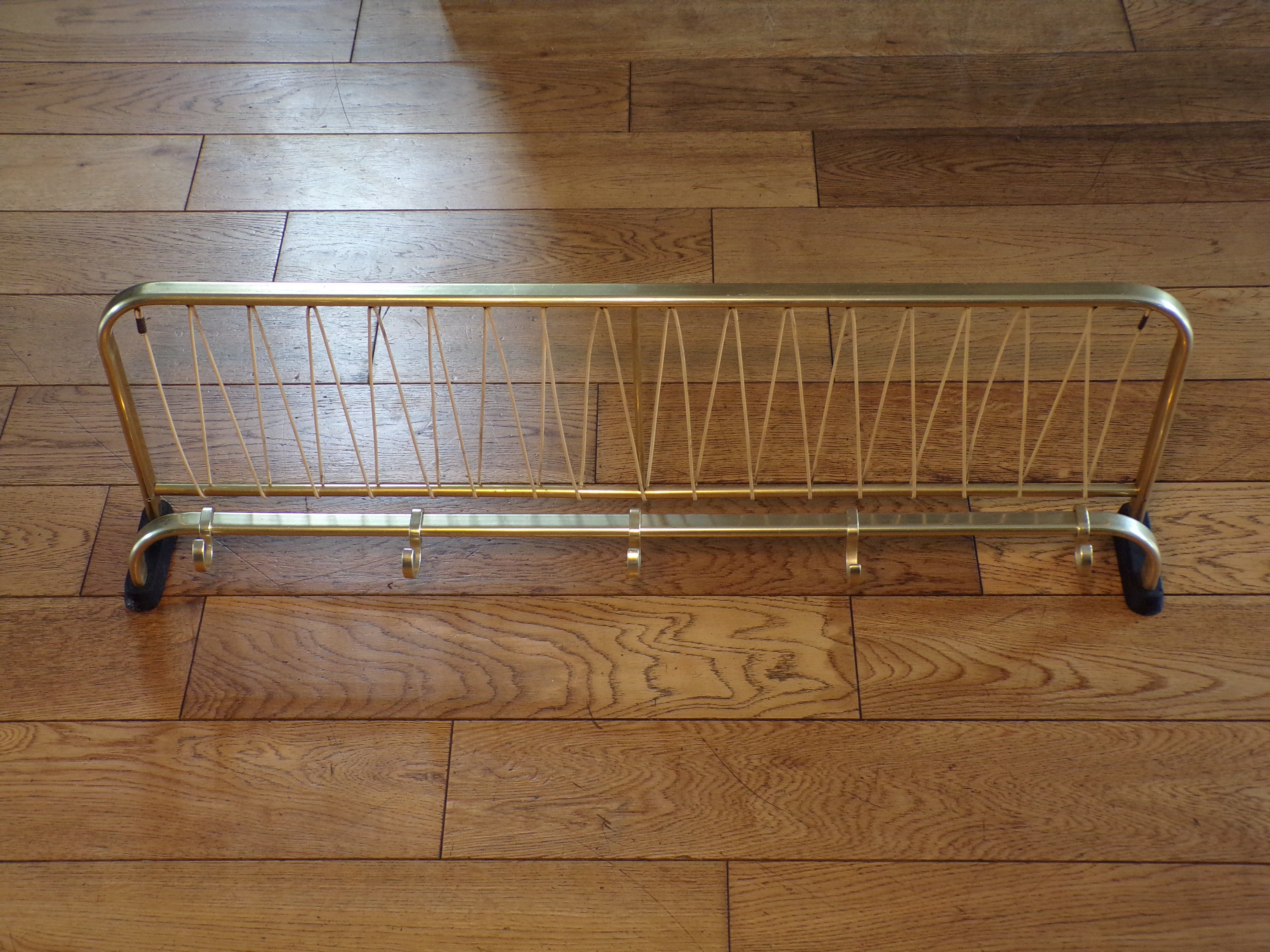 Coat rack like train luggage rack