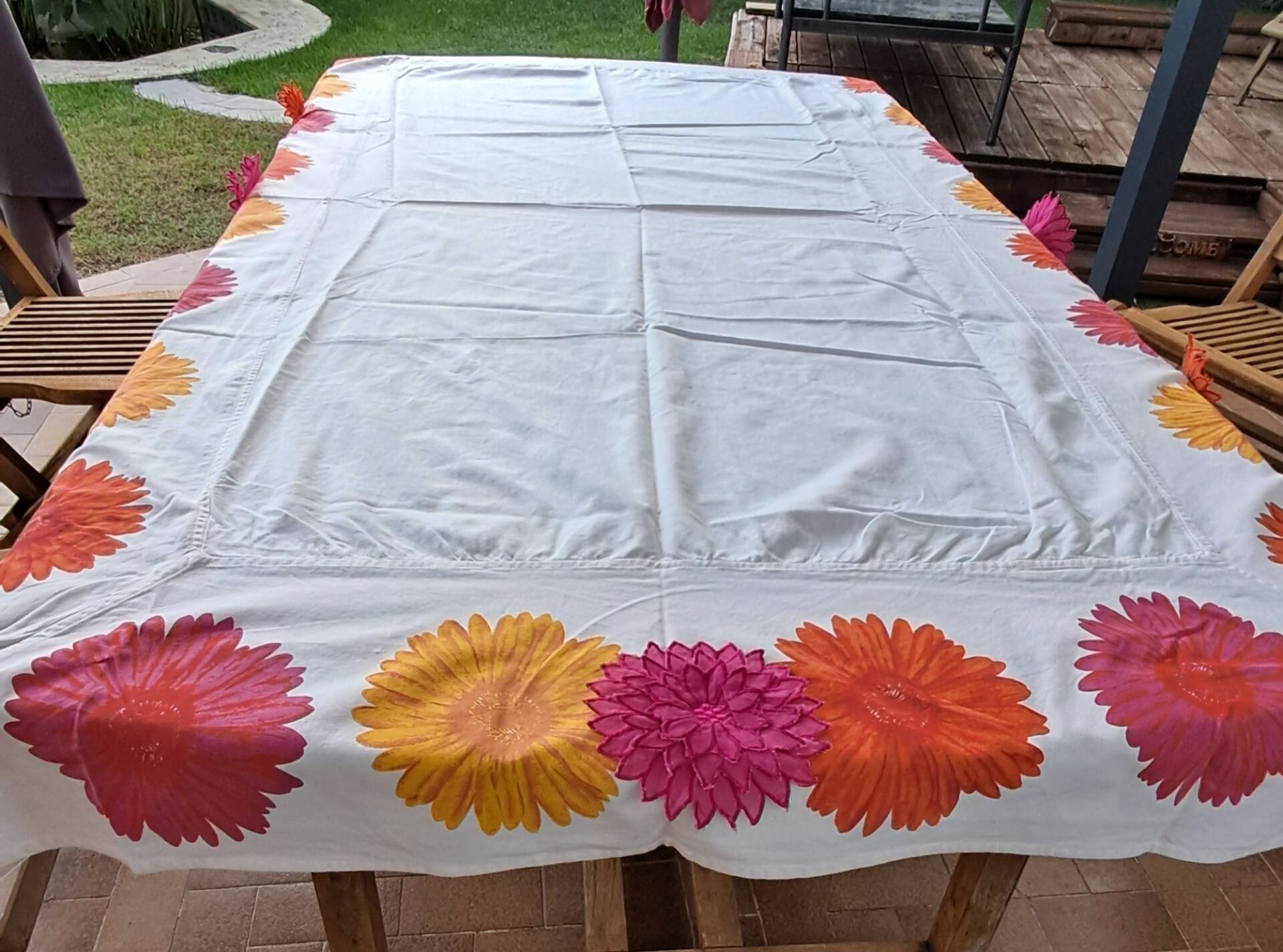 Vintage Flower Power tablecloth with large floral patterns — 1970s