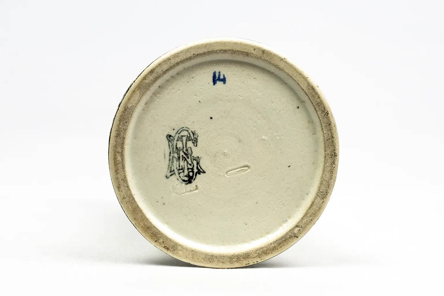 Cornet vase in fine earthenware from Gien, Renaissance decoration — late 19th century