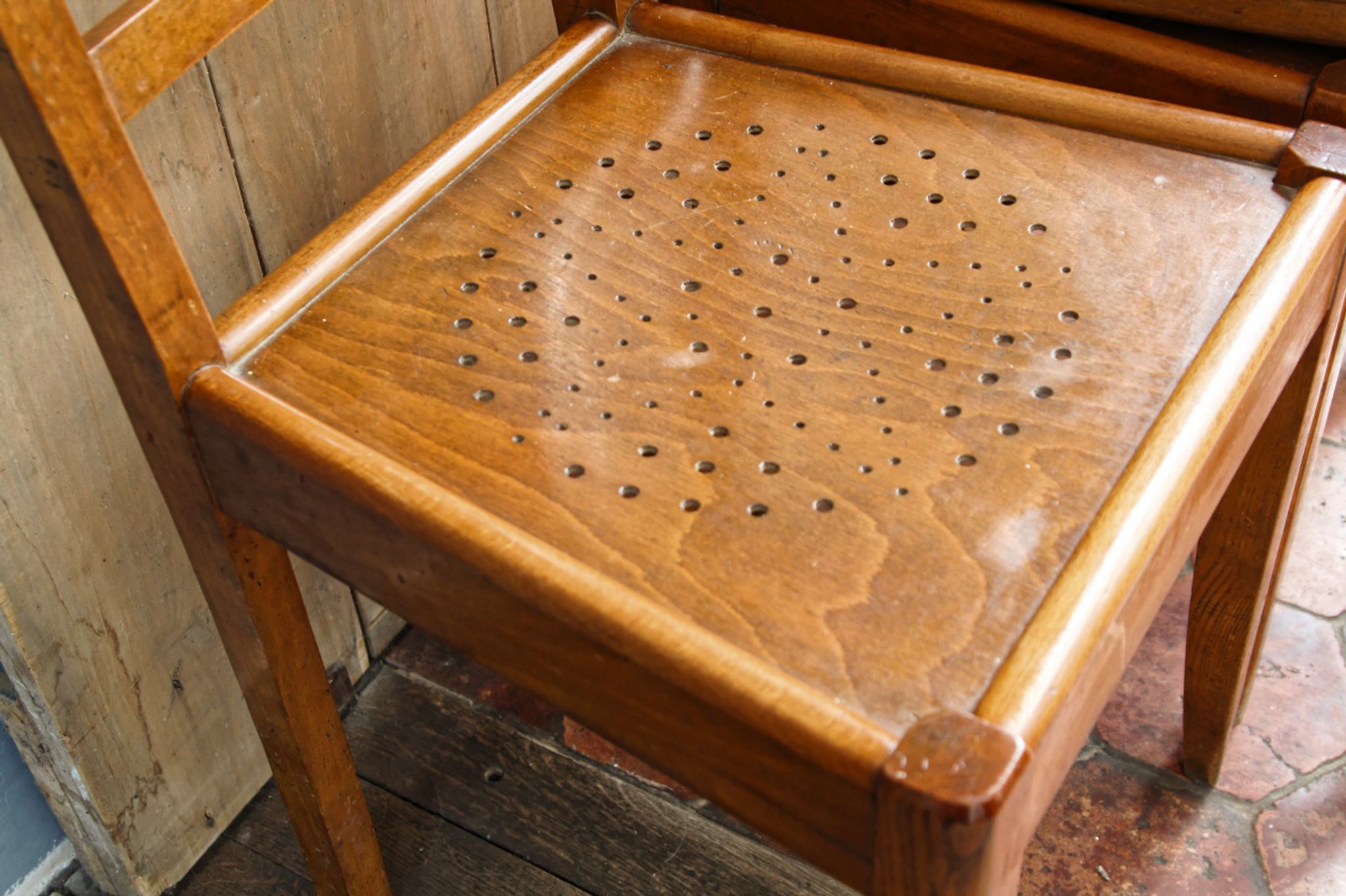 Lot de 4 chaises période Reconstruction bois massif