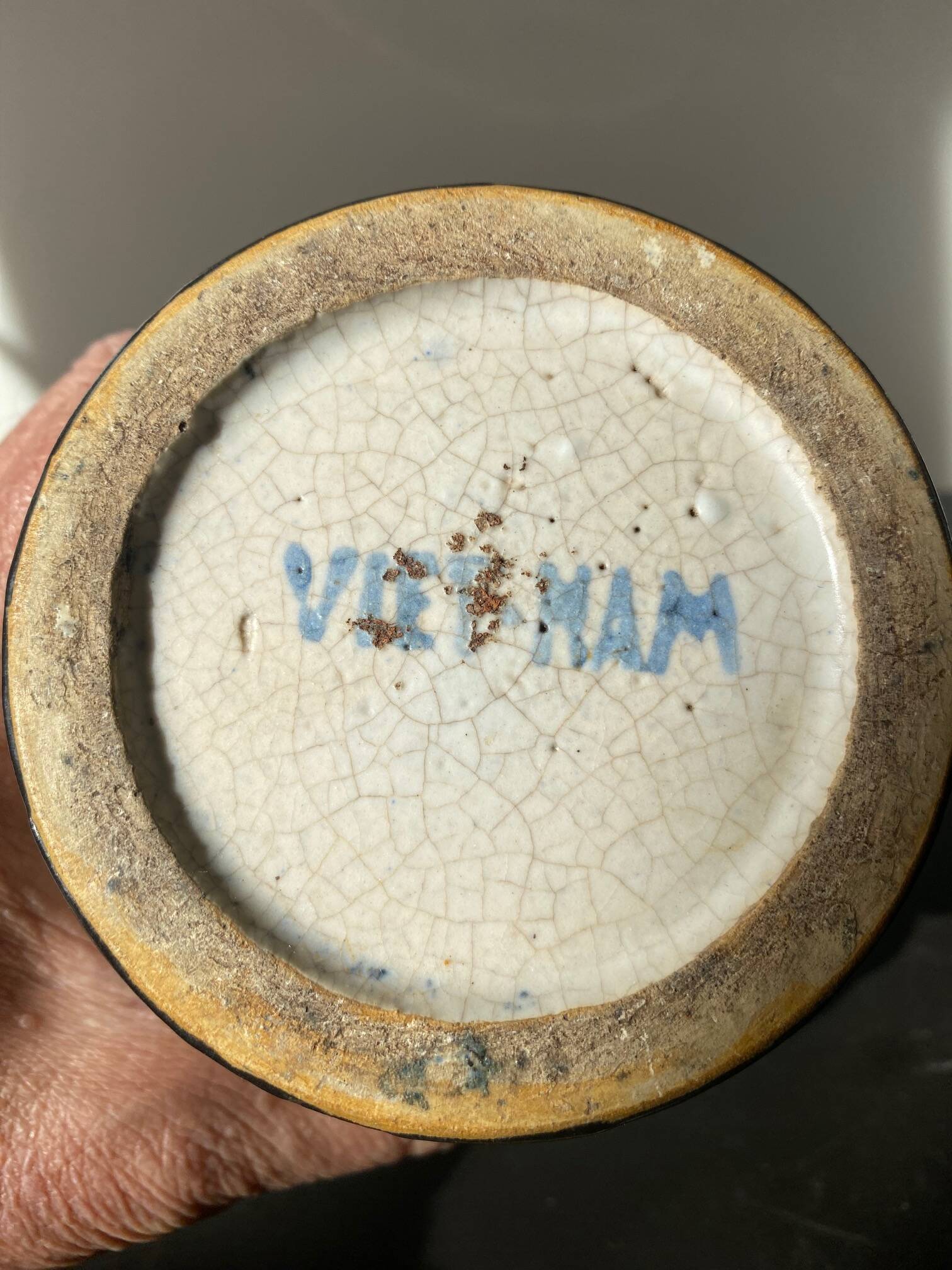 Ceramic vase with soldiers