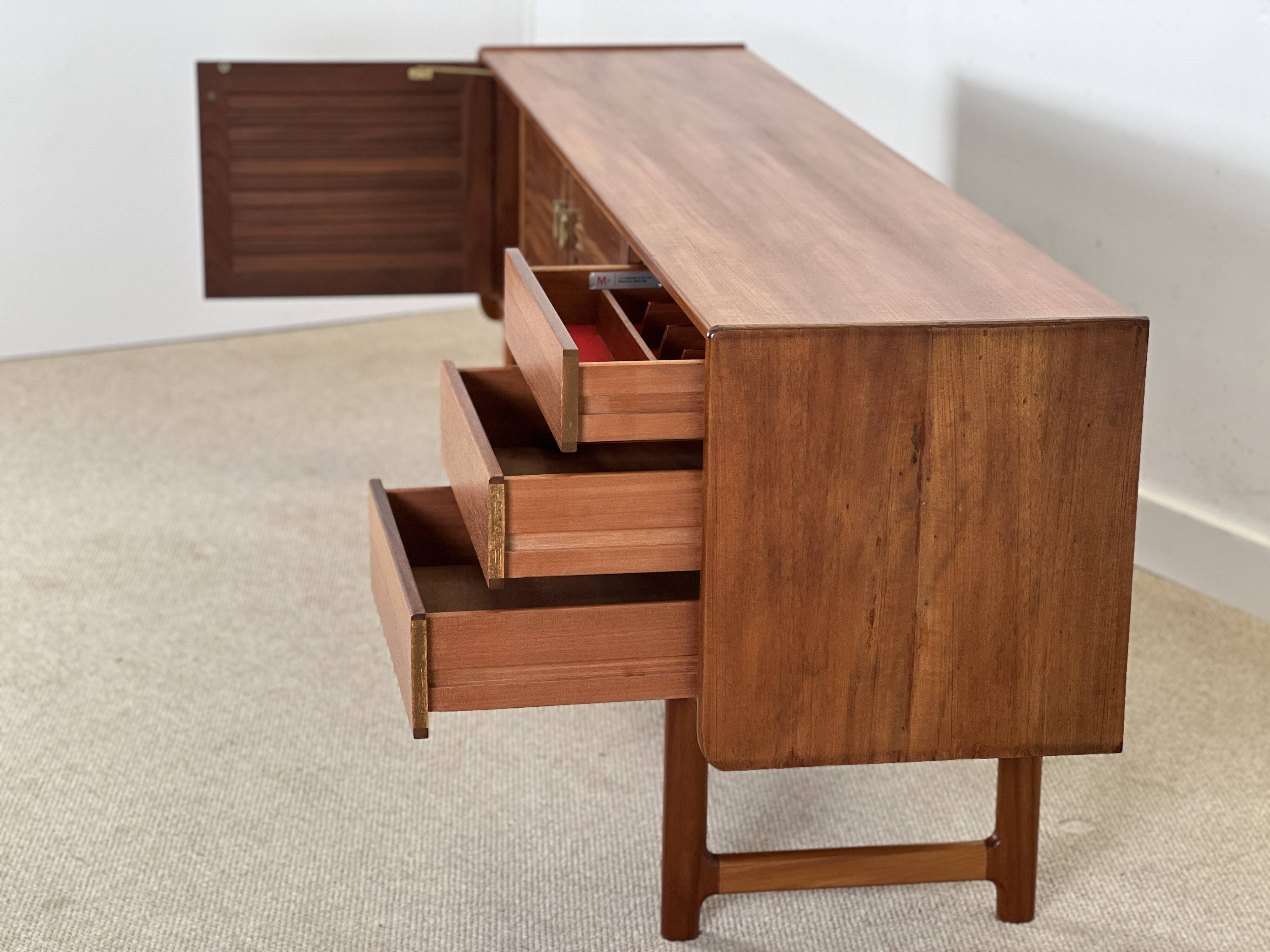 Buffet Mcintosh en noyer.