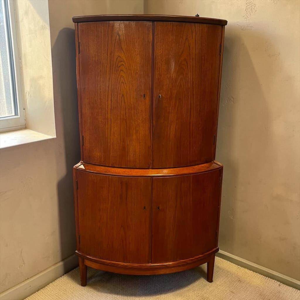 Armoire d'angle/placard vintage en bois courbé