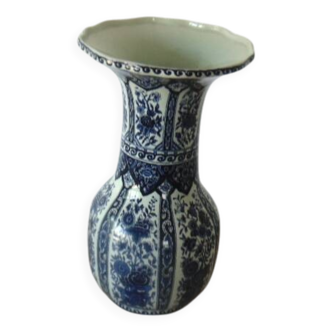 Vase trompette en faïence de la Maison Boch