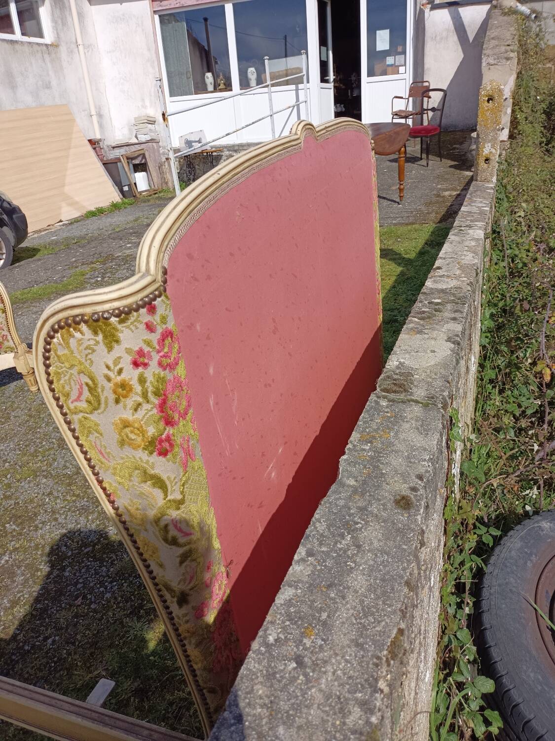 L VI upholstered bed