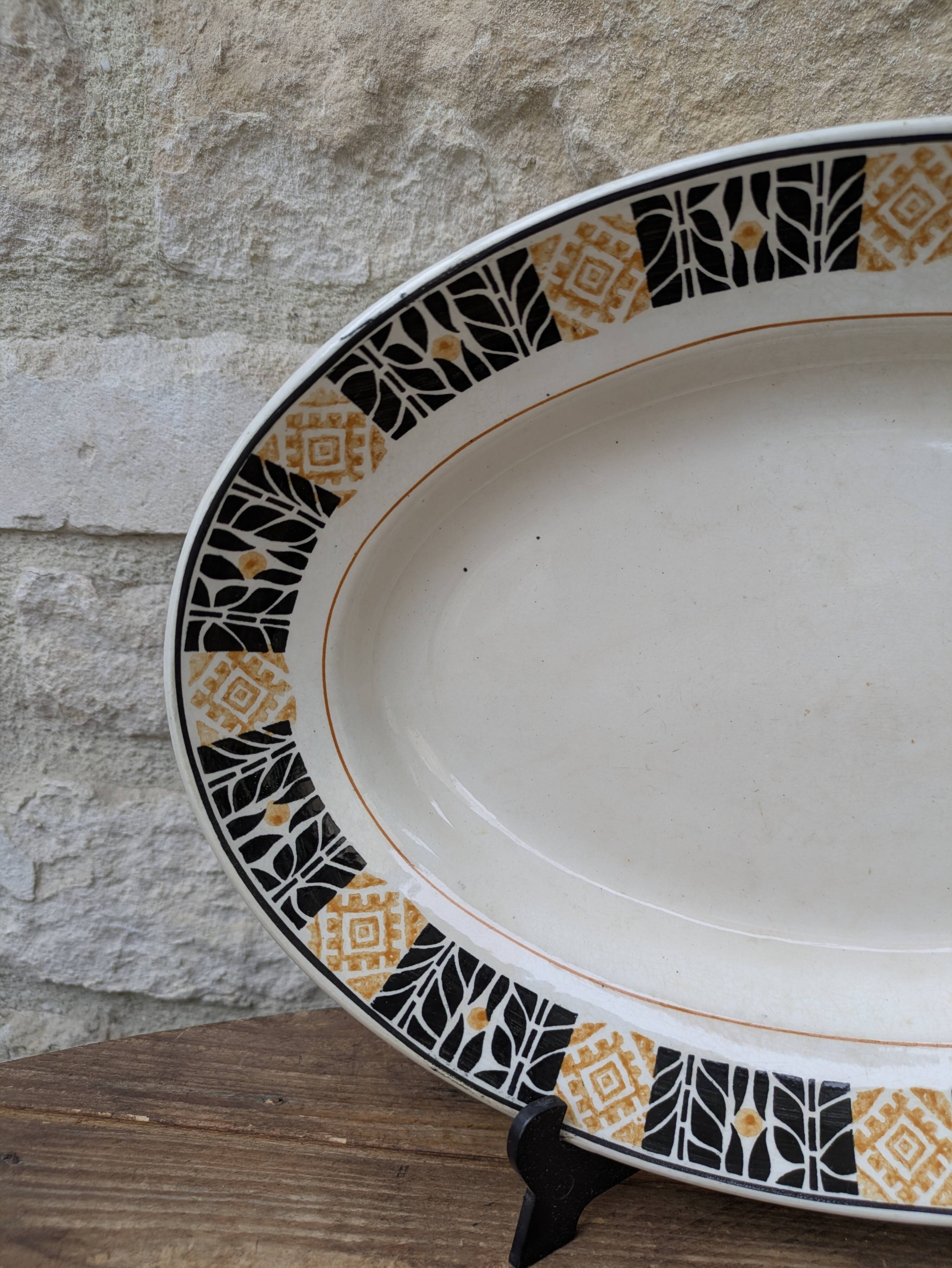 Plat de service Saint Amand modèle Trianon Terre de Fer contour géométrique