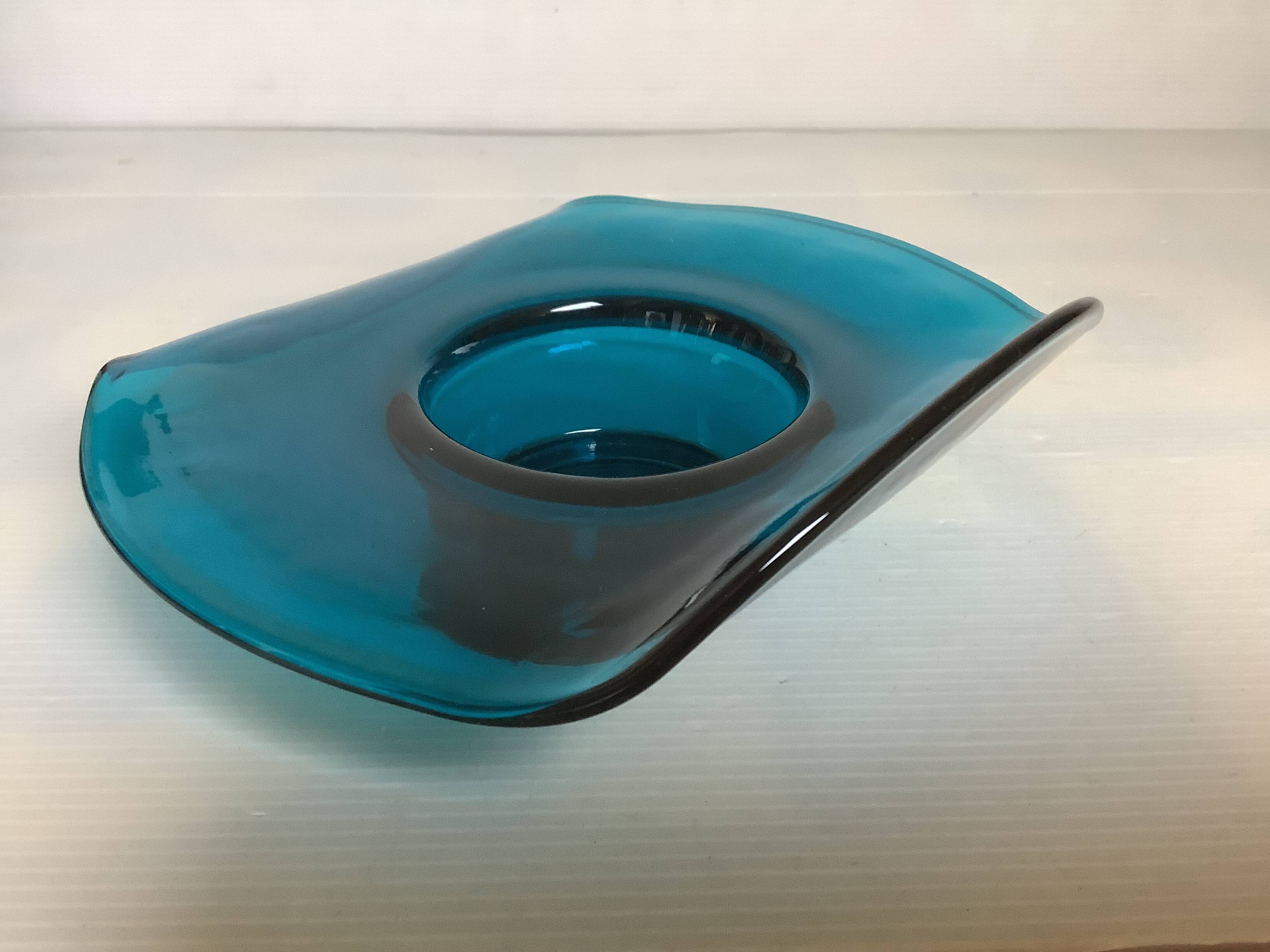 Bougeoir tordu en verre bleu