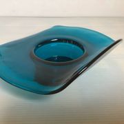 Bougeoir tordu en verre bleu