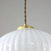 Lampe suspendue vintage en opaline et laiton