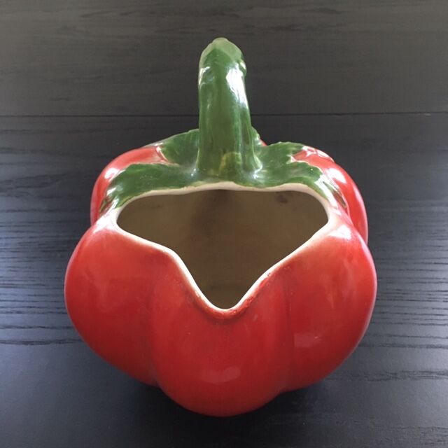 Tomato pitcher in dabbling