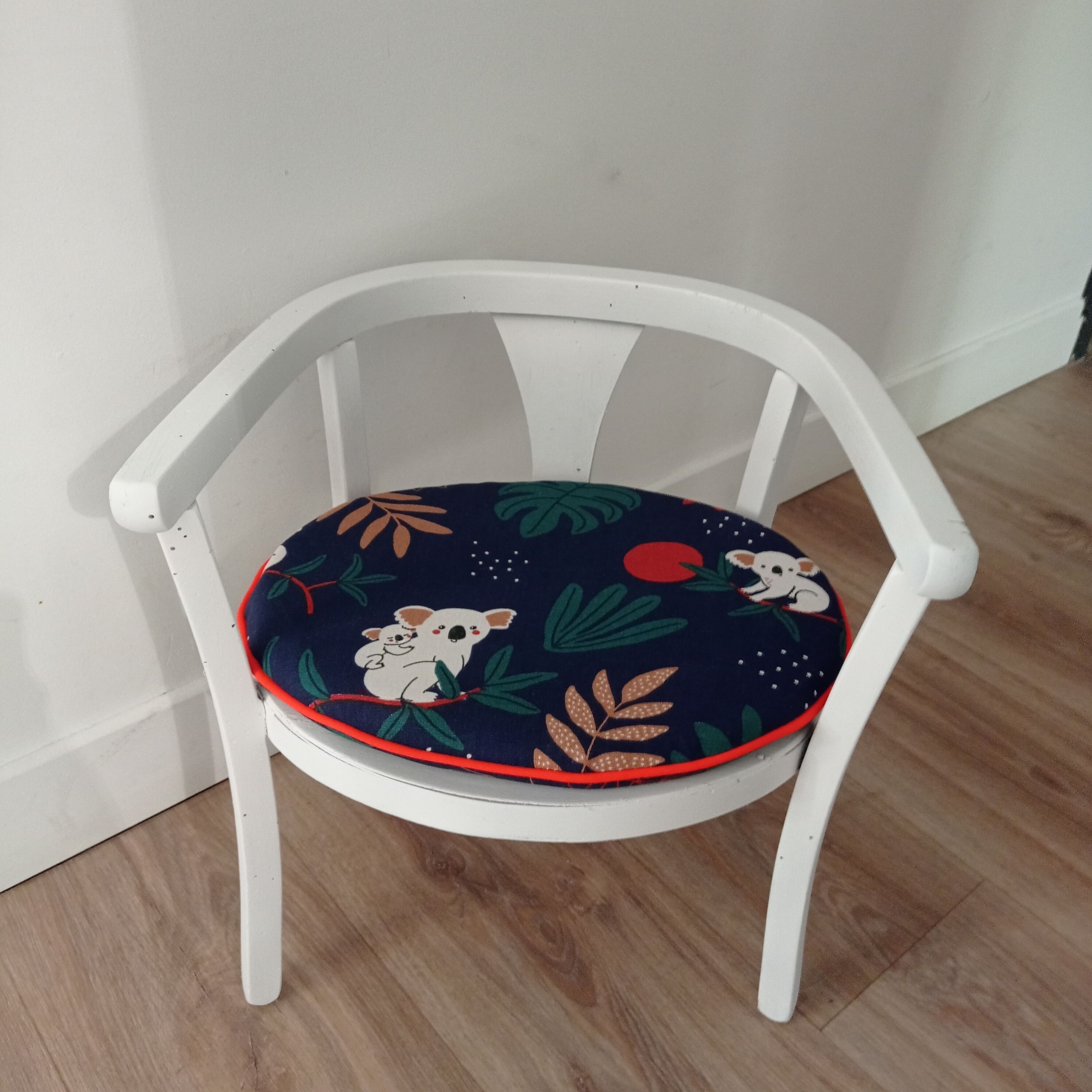 Children's chair restyled and its seat