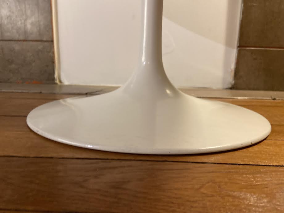 Circular sofa end on white metal leg. XXth work.