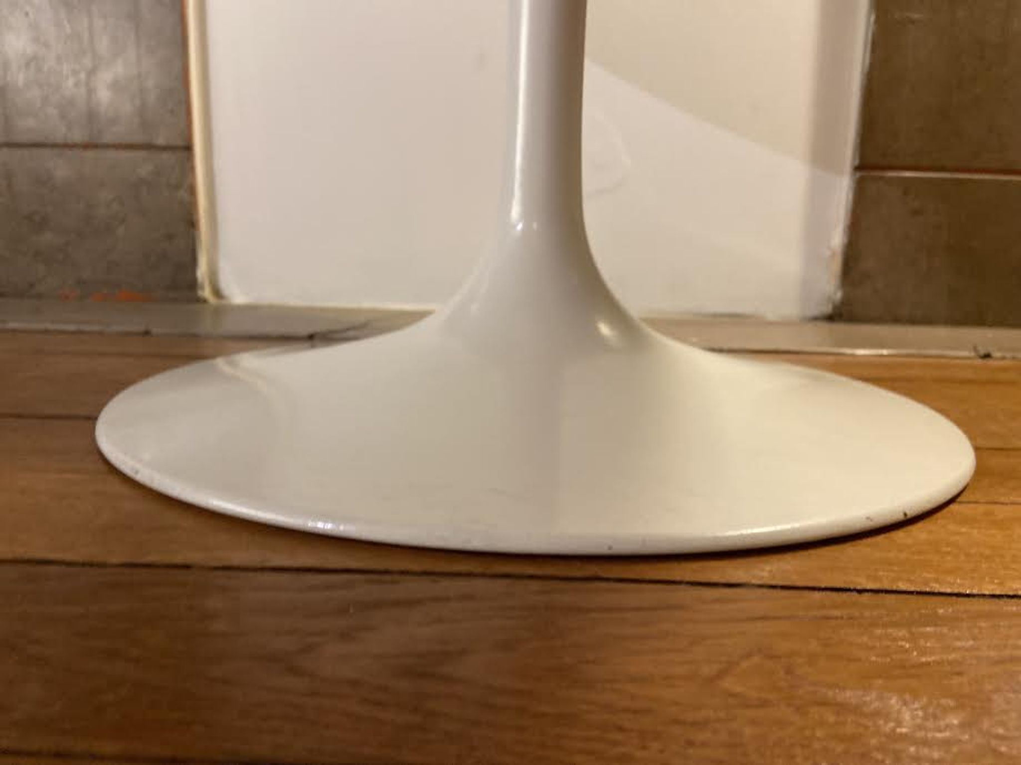 Circular sofa end on white metal leg. XXth work.
