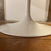 Circular sofa end on white metal leg. XXth work.
