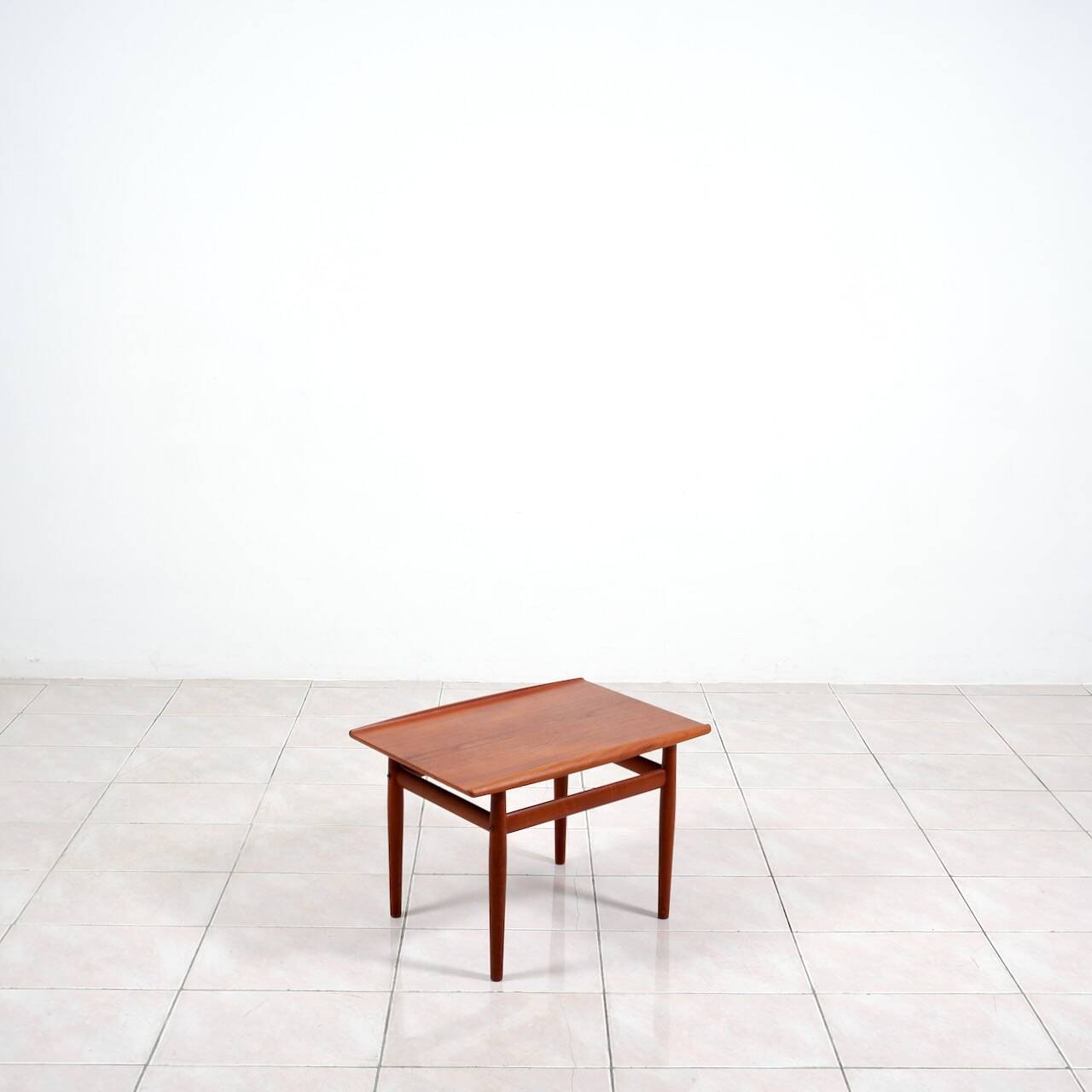 „Surfboard“ teak coffee table by Grete Jalk for Glostrup