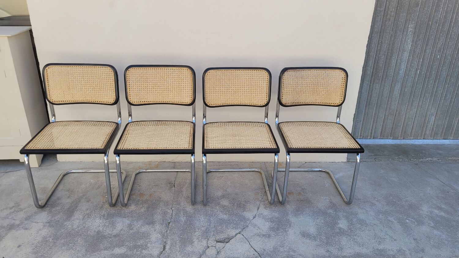 Série de 4 chaises Marcel Breuer modèle B32 signé Italy