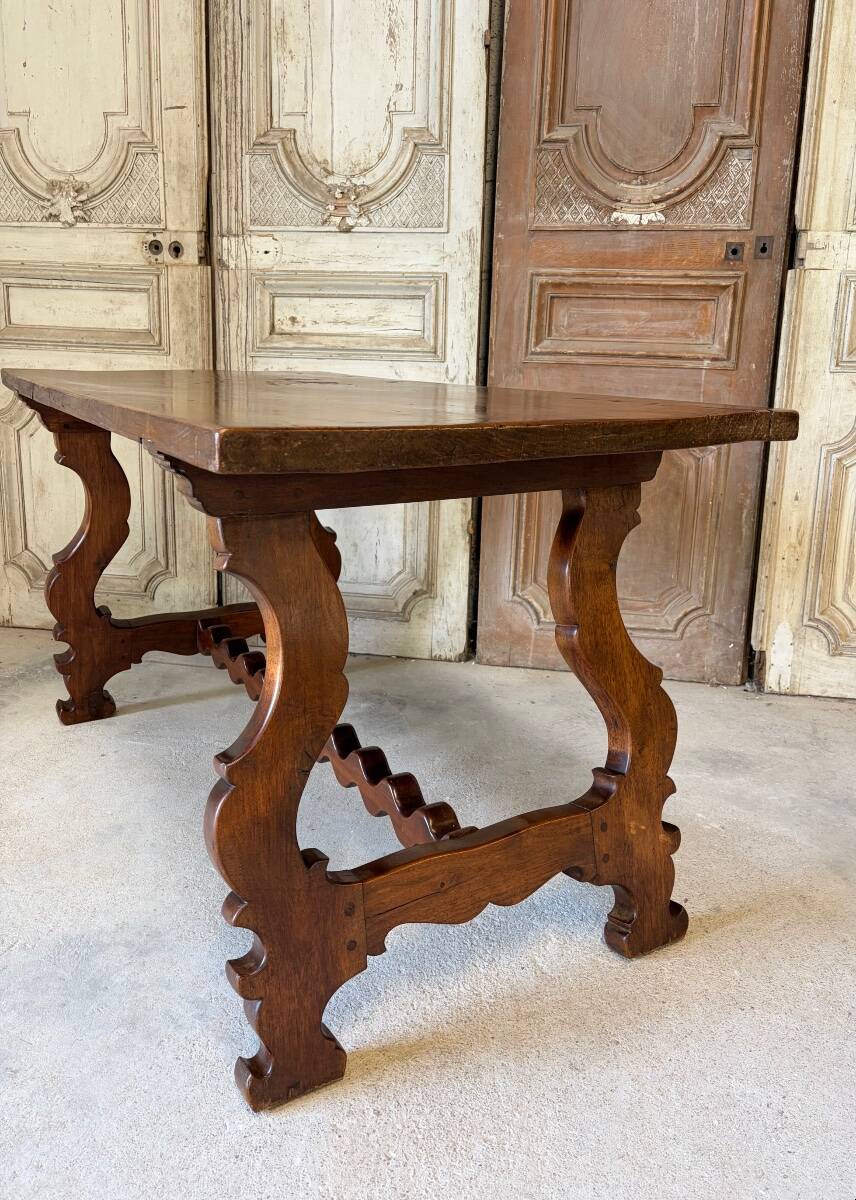 Table espagnole époque 20e siècle