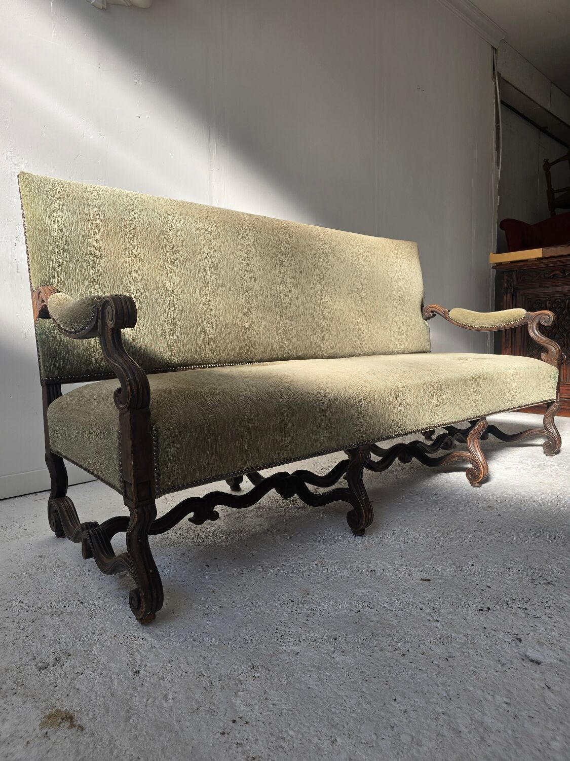 Timeless bench in 19th-century Louis XIV style, walnut, with sheep's foot legs.